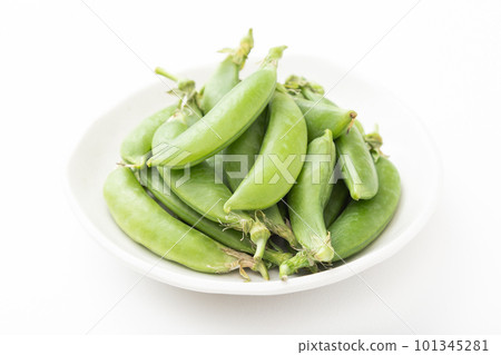 豌豆放在盤子裡 101345281
