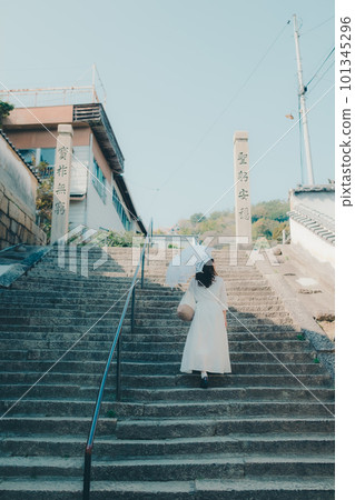 woman sightseeing 101345296