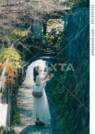 woman sightseeing woman sightseeing 101345332