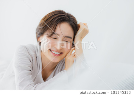 The woman in the bedroom　 101345333