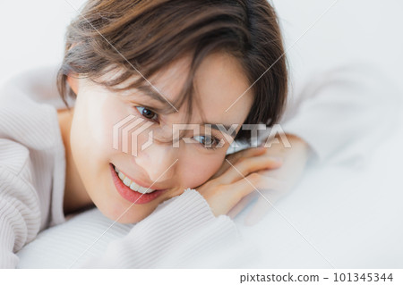 臥室裡的女人》 101345344