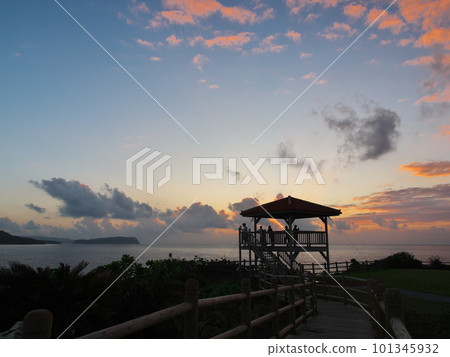 從西表島宇成崎公園觀景台看海上日落的人們 101345932