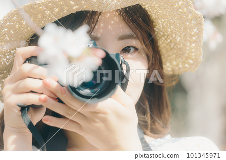 櫻桃和相機的女人 101345971