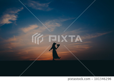 Silhouette woman with dried flowers 101346296