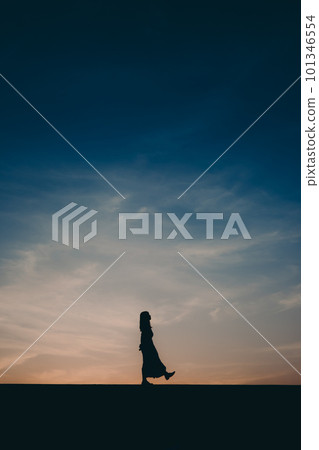 站在夕陽下的剪影女人 101346554
