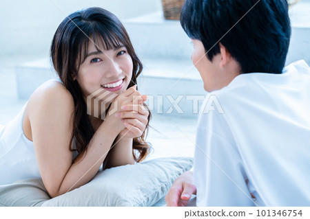 躺下放鬆的情侶 101346754