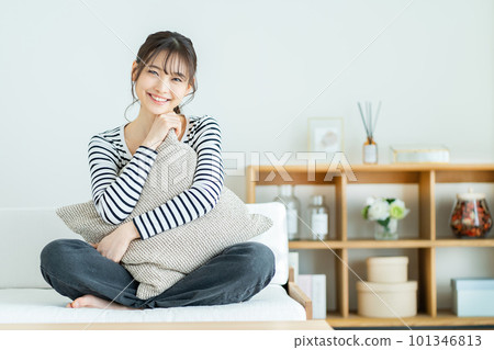 在沙發上放鬆的年輕女人 在家放鬆的女人 女人,微笑,女孩,休閒,大學生,新生活 在沙發上放鬆的年輕女人 在家放鬆的女人 女人,微笑,女孩,休閒,大學生,新生活 101346813