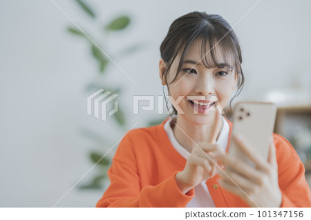 看智能手機的少婦 看智能手機的少婦 101347156