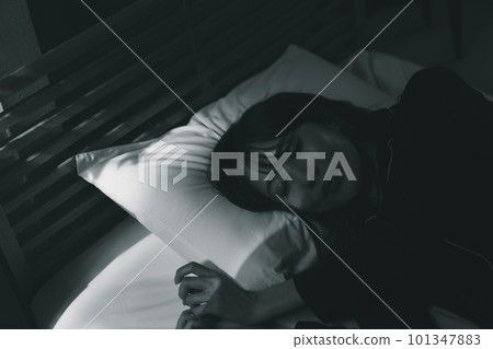 睡覺 床 女生 101347883