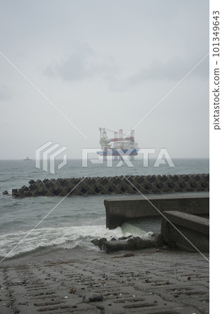 A SEP vessel working off the coast of Nyuzen Town, Toyama Prefecture in early spring rain 101349643