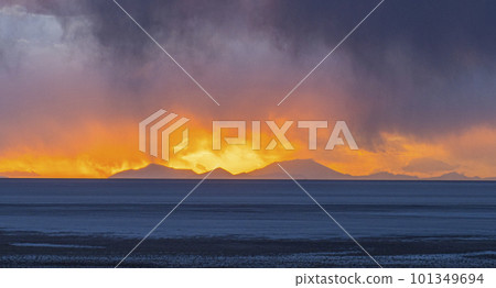 Bolivian sunset looks like the horizon is on fire 101349694