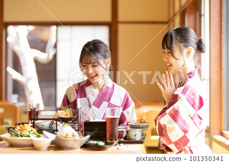 穿著浴衣在旅館吃飯的女人 101350341