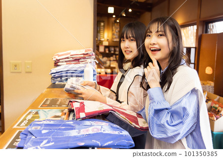 在水療中心選擇浴衣的女人 101350385