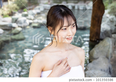 一個年輕的女人,悠閒地露天浴 一個年輕的女人,悠閒地露天浴 101350386