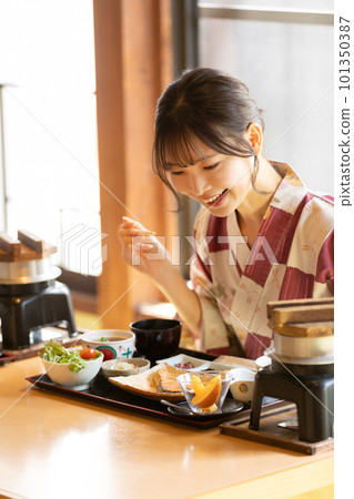 穿著浴衣在日式旅館吃飯的女人 穿著浴衣在日式旅館吃飯的女人 101350387