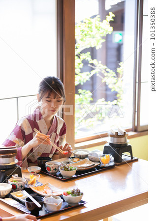 穿著浴衣在日式旅館吃飯的女人 穿著浴衣在日式旅館吃飯的女人 101350388