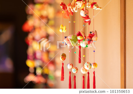 Hanging chicks 101350653