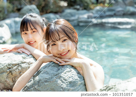 兩名年輕婦女悠閒地露天浴 兩名年輕婦女悠閒地露天浴 101351057