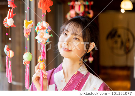 吊著的小雞和一個年輕女人 吊著的小雞和一個年輕女人 101351077