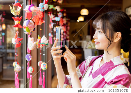 吊著的小雞和一個年輕女人 101351078