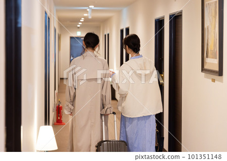 年輕女子在酒店辦理入住手續後搬到自己的房間 101351148