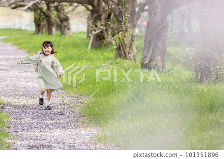 櫻花下背著書包的女孩 櫻花下背著書包的女孩 101351896