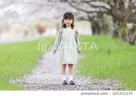 櫻花下背著書包的女孩 櫻花下背著書包的女孩 101352235