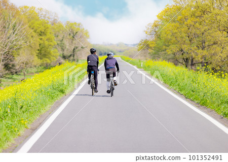 運行春季自行車課程的公路自行車 運行春季自行車課程的公路自行車 101352491