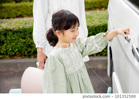 A mother picking up an elementary school student by car A mother picking up an elementary school student by car 101352500