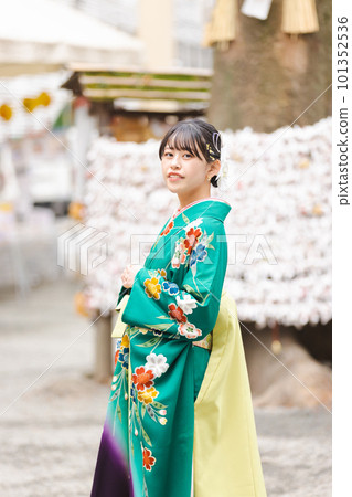 穿著和服和袴的女孩 穿著和服和袴的女孩 101352536