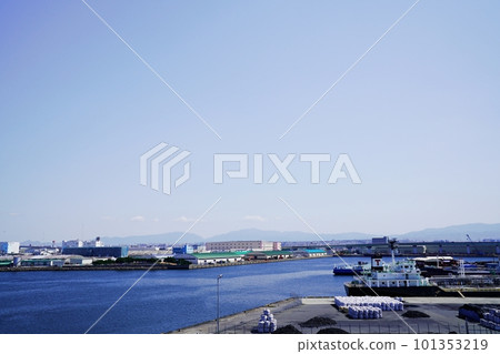 Osaka Izumiotsu Warehouse group and ship (Komatsu Wharf) seen from Izumiotsu Bridge (Spring) 101353219