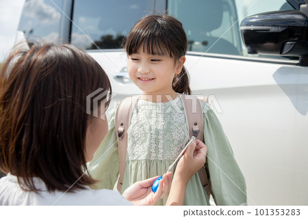 Mother wearing a security buzzer 101353283