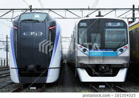E353系列和東京地鐵05系列在車站排隊 101354325
