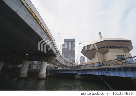 從道頓堀河下看到的阪神高速公路和難波艙口 101354656