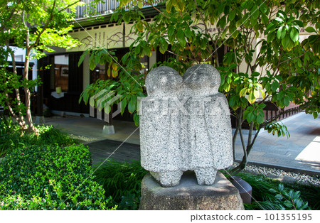 綠色中可愛的地藏像(小布施町)| 綠色中可愛的地藏像(小布施町)| 101355195