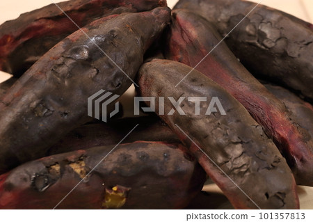 Stone-roasted sweet potato, a fluffy snack 101357813