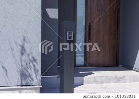 帶門牆和功能桿的入口 101358031