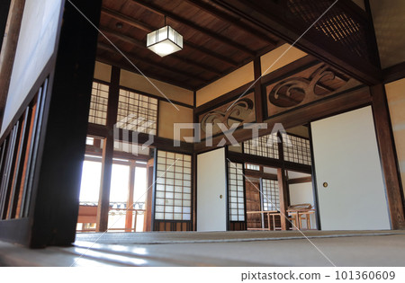 高知城本丸御殿,從上層甲板眺望尼諾的“內分波亂馬” 高知城本丸御殿,從上層甲板眺望尼諾的“內分波亂馬” 101360609