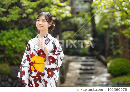 A young woman in a yukata 101360976