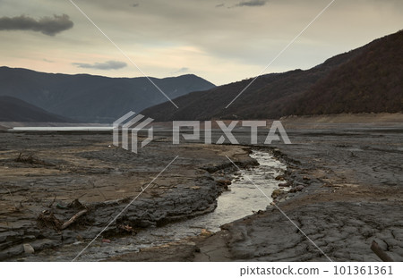 The bed of the drying up river goes far into the still full-flowing area, around the drying up banks The bed of the drying up river goes far into the still full-flowing area, around the drying up banks 101361361