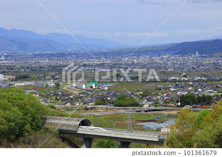 穿過清新的綠色甲府盆地的線性和南阿爾卑斯山 101361679