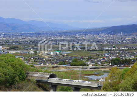 穿過清新的綠色甲府盆地的線性和南阿爾卑斯山 101361680