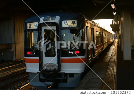 A train stopping at Mino-Ota station on a conventional line and a sunset view A train stopping at Mino-Ota station on a conventional line and a sunset view 101362373