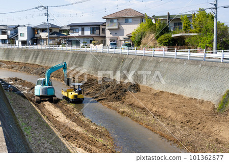 疏浚工程以清除河流中堆積的沉積物 101362877