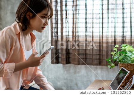 使用筆記本電腦和平板電腦的年輕 Z 世代女性 使用筆記本電腦和平板電腦的年輕 Z 世代女性 101362890