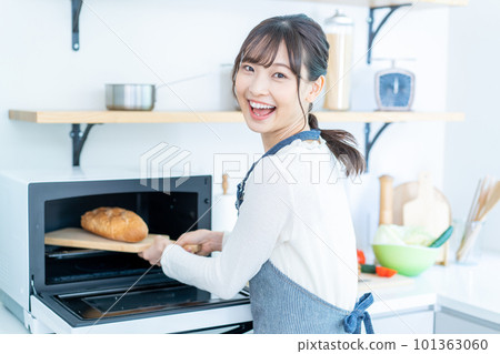 烤麵包的年輕女子 101363060