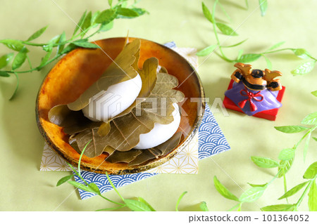 Kashiwamochi on a plate Children's Day image Kashiwamochi on a plate Children's Day image 101364052