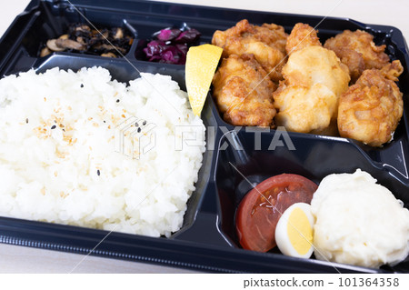 Delicious chicken fried chicken lunch 101364358