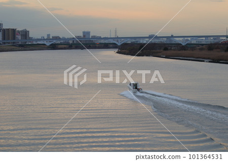 Arakawa evening view/wake/Ogi Ohashi Bridge and Nippori Toneri Liner [Adachi Ward, Tokyo] 101364531