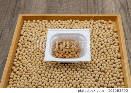 Packed natto is placed on a tray full of soybeans Packed natto is placed on a tray full of soybeans 101365490